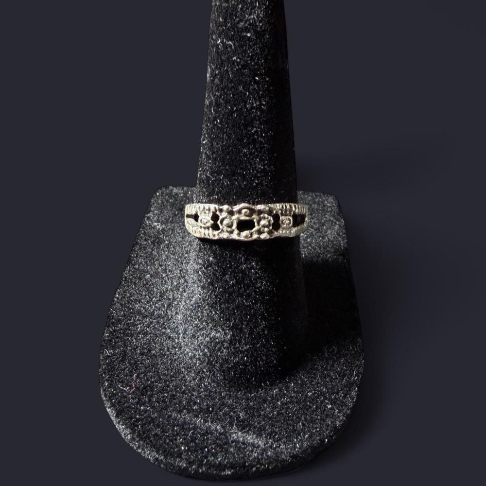 Silver Tone Cutout Band Ring - Size 5 ¾